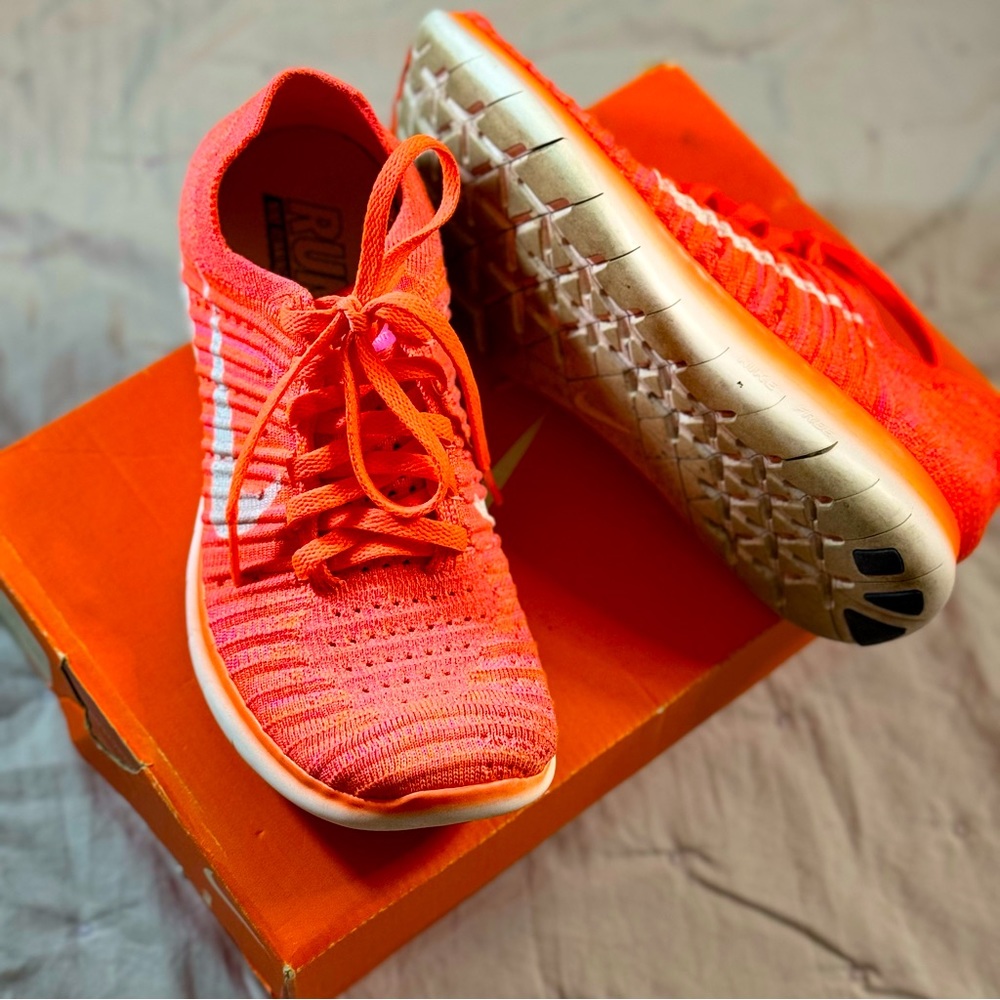 Nike free run flyknit shoes